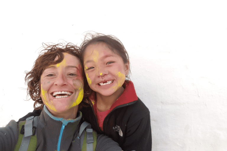 Celebrando Holi, el día de los colores en Nepal con Pirti y Marta Lázaro